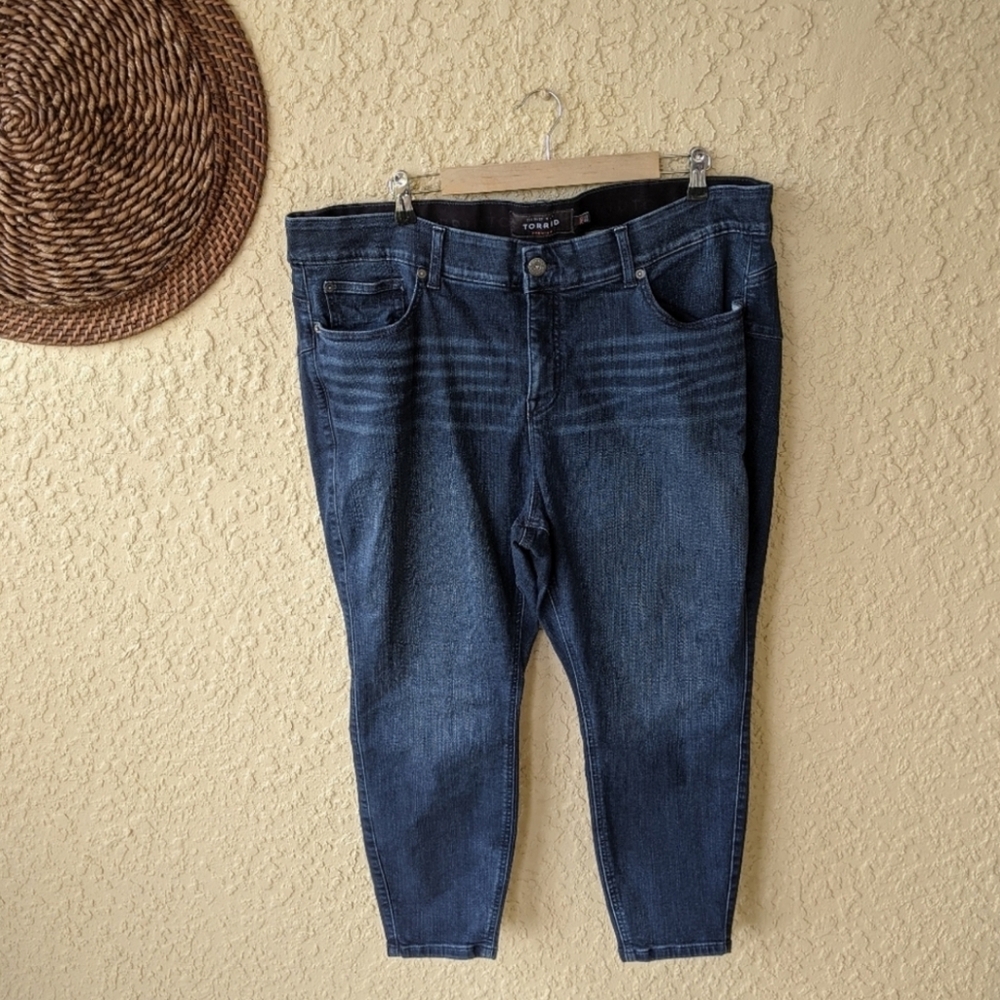Torrid BOMBSHELL SKINNY JEAN - PREMIUM STRETCH DAR size 24 EXTRA SHORT - Picture 2 of 3